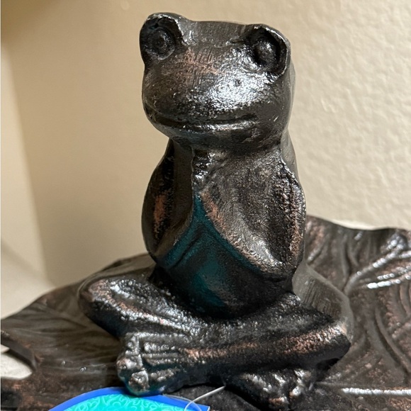 NWT Elegant Metal praying Frog Sculpture on a lily pad for Home Decor - Picture 2 of 7
